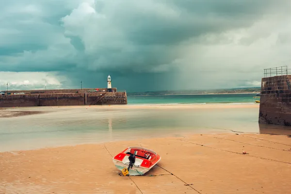 Łodzi w czasie odpływu w St ives — Zdjęcie stockowe