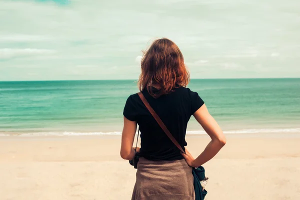 Jovem mulher de pé na costa — Fotografia de Stock