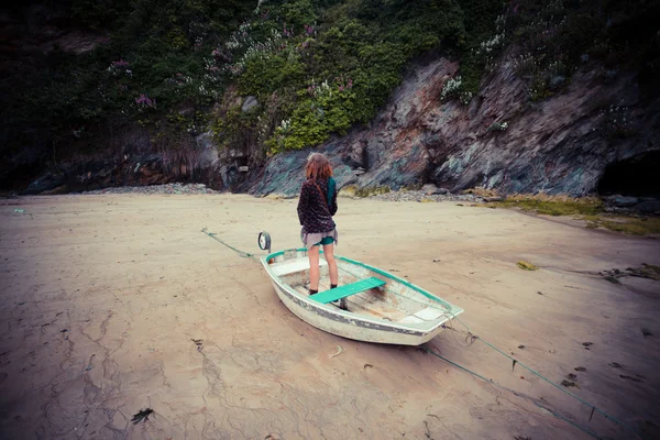 Mujer de pie en barco en la costa —  Fotos de Stock