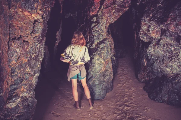 Mulher de pé na caverna — Fotografia de Stock