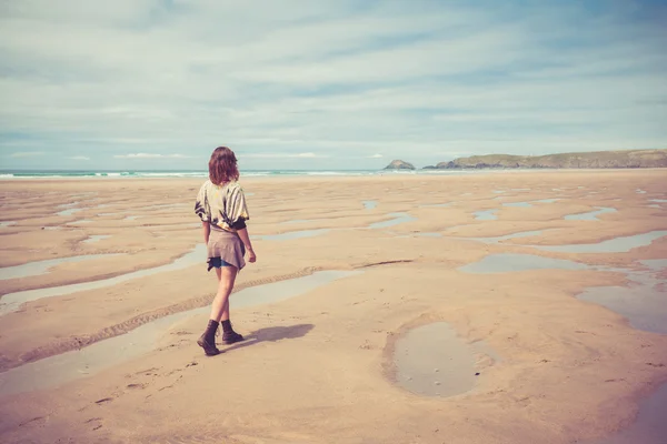在海滩上散步的年轻女子 — 图库照片