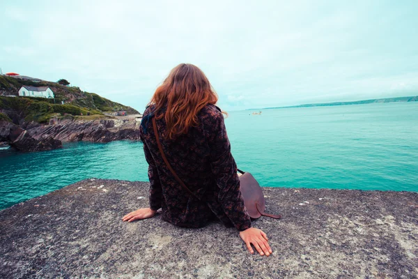 Jovem mulher à beira da água — Fotografia de Stock