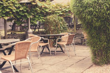 Bahçedeki sandalyeler ve masalar