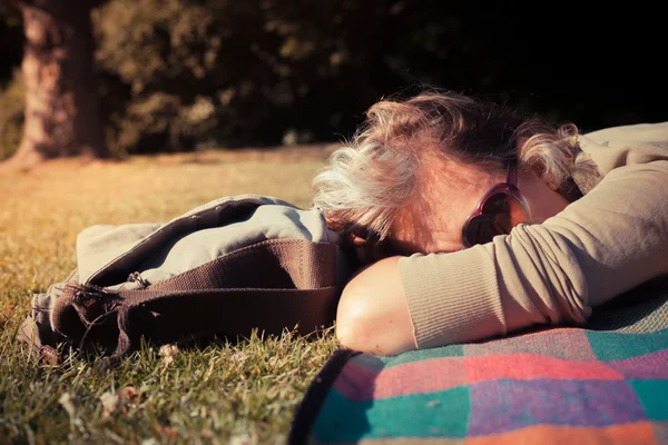 Γυναίκα του να χαλαρώνεις στην κουβέρτα στο ηλιοβασίλεμα — Φωτογραφία Αρχείου