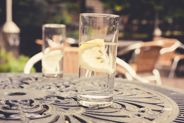 Dois copos em uma mesa no jardim — Fotografia de Stock