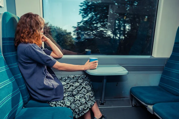 Mujer joven sentada en el tren — Foto de Stock