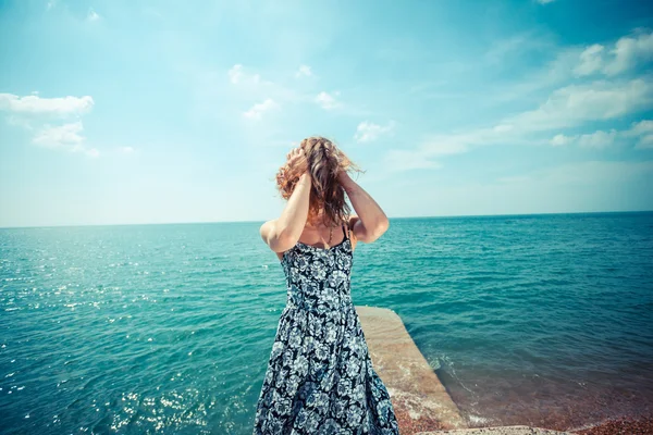 Νεαρή γυναίκα σε κατάσταση φόρεμα από τον ωκεανό — Φωτογραφία Αρχείου