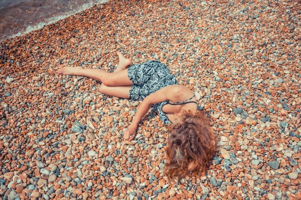 Mujer joven acostada en la playa —  Fotos de Stock