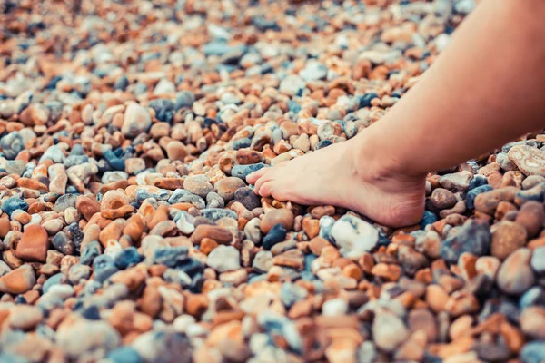 Foten av en ung kvinna på stranden — Stockfoto