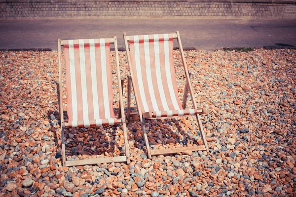 Dwa leżaki na plaży — Zdjęcie stockowe