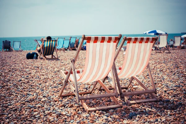 Två solstolar på stranden — Stockfoto