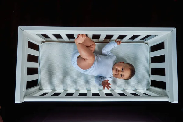 Little Baby Lying Crib Home — Stockfoto