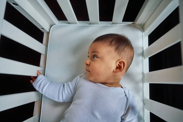 Little Baby Lying Crib Home — Stockfoto