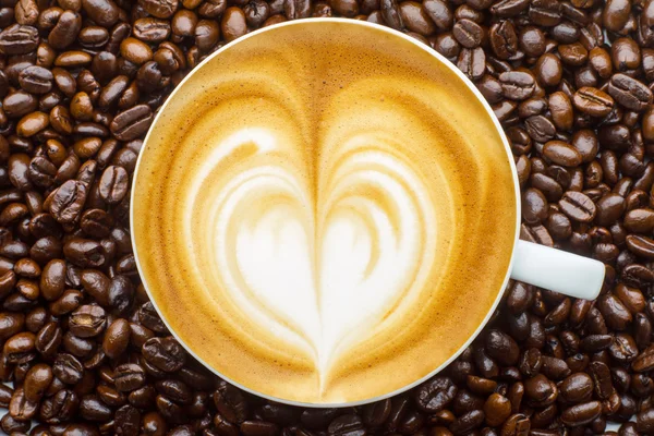 Latte art, café en grains de café fond — Photo