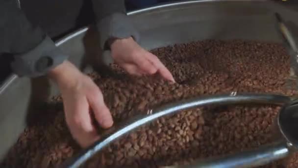 4k, Змішування смаженої кави — стокове відео