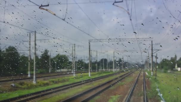 4k, demiryoluna giden bir trenin ıslak ön camından görüş. — Stok video