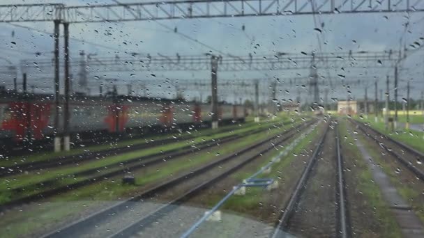 4k, widok z mokrego przedniego okna lokomotywy pociągu na kolej — Wideo stockowe