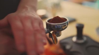 4k, barista kahvesini espresso sürahisine çeviriyor, yavaş çekim.