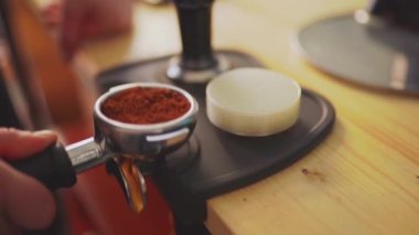 4k, barista kahvesini espresso sürahisine çeviriyor, yavaş çekim.