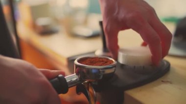 4k, barista kahvesini espresso sürahisine çeviriyor, yavaş çekim.