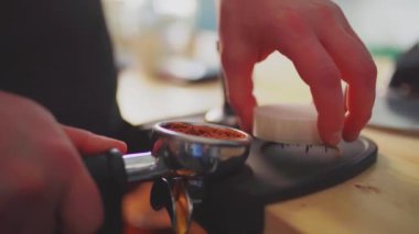 4k, barista kahvesini espresso sürahisine çeviriyor, yavaş çekim.