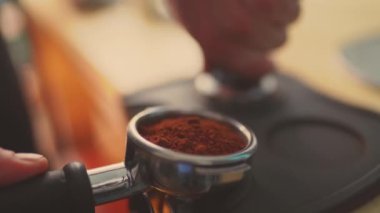 4k, barista kahvesini espresso sürahisine çeviriyor, yavaş çekim.