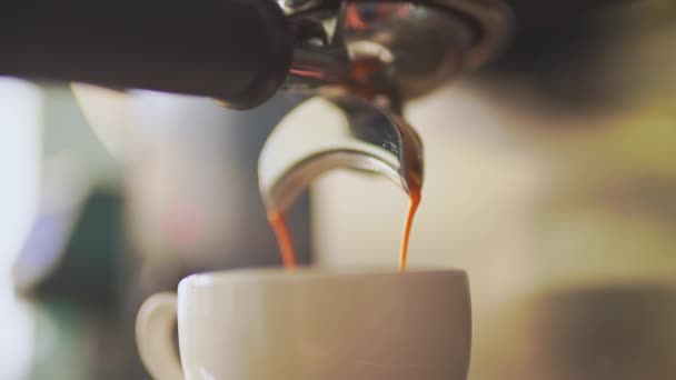 4k, καφέ espresso ρίχνει από τη μηχανή του καφέ σε ένα λευκό κύπελλο, αργή κίνηση — Αρχείο Βίντεο