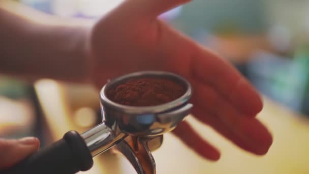 4k, barista rinvenimento caffè macinato in brocca espresso, slow motion — Video Stock