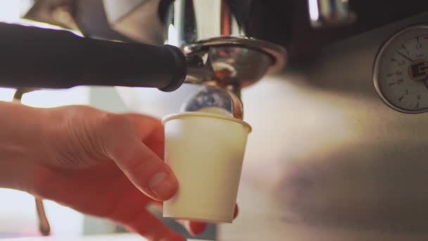 4k, café expreso se vierte de la máquina de café en una taza de papel blanco, cámara lenta — Vídeo de stock