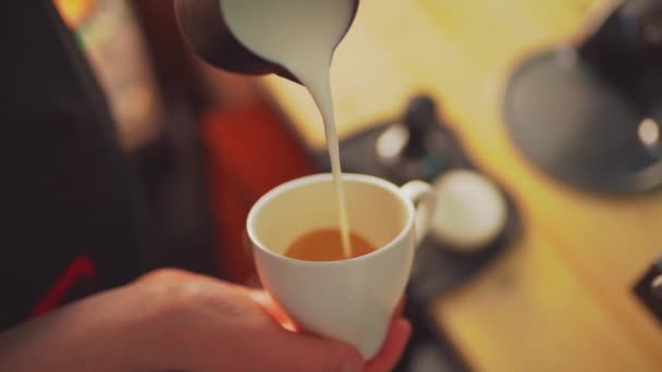 4k, barista vertiendo leche en el café expreso para hacer capuchino, arte del latte, cámara lenta — Vídeos de Stock