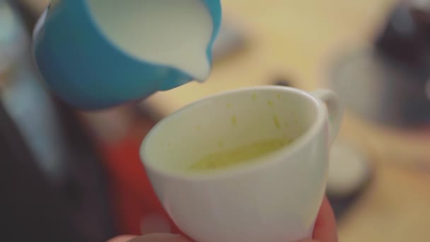 4k, Barista verse le lait dans le thé et prépare le latte matcha, au ralenti — Video