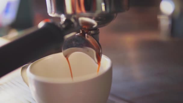 4k, καφέ espresso ρίχνει από τη μηχανή του καφέ σε ένα λευκό κύπελλο, αργή κίνηση — Αρχείο Βίντεο