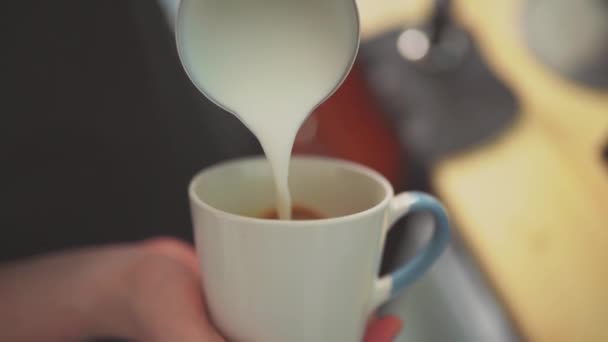 4k, barista versando latte nel caffè espresso per fare cappuccino, latte art, slow motion — Video Stock