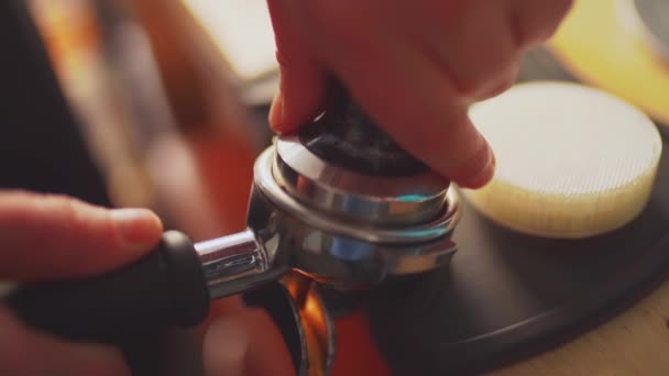 4k, barista templando café molido en jarra de espresso, cámara lenta — Vídeo de stock