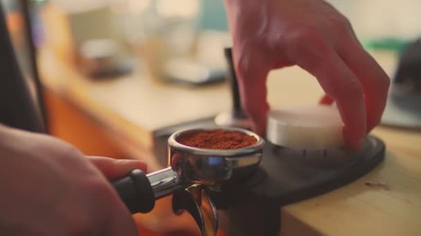 4K, бариста закалка молотого кофе в кувшин для эспрессо, замедленное движение — стоковое видео