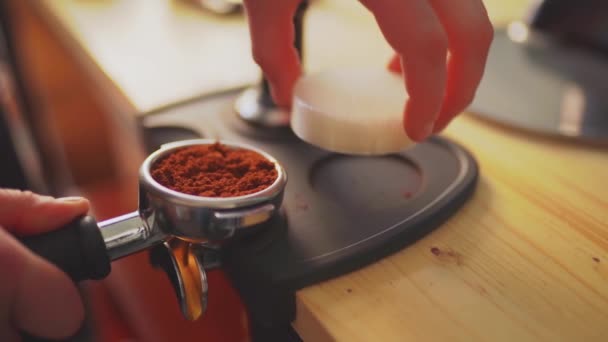 4k, barista templando café molido en jarra de espresso, cámara lenta — Vídeo de stock