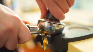 Kahveyi espresso sürahisine dönüştüren barista.