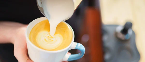 Barista verter leche en café expreso para hacer capuchino, arte del café con leche —  Fotos de Stock