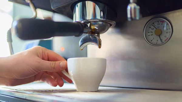 Kawa espresso przelewa się z ekspresu do białego kubka — Zdjęcie stockowe