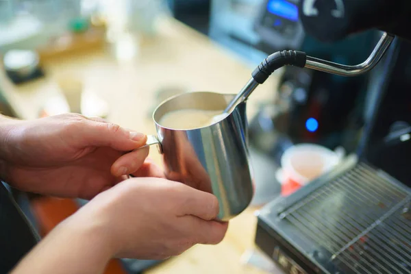 Barista schuimmelk voor cappuccino, close up — Stockfoto