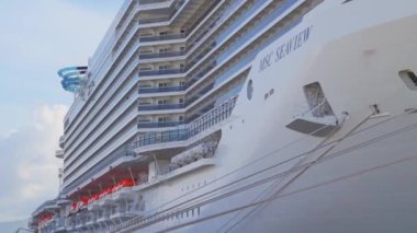 MARSEILLE, FRANCE - 03 Kasım 2018 - 4k, modern yolcu gemisi MSC Seaview Fransa 'nın Marsilya limanında duruyor