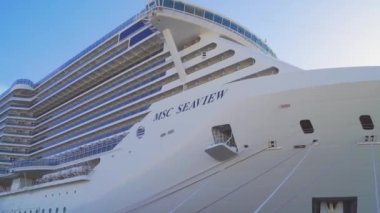 MARSEILLE, FRANCE - 03 Kasım 2018 - 4k, modern yolcu gemisi MSC Seaview Fransa 'nın Marsilya limanında duruyor