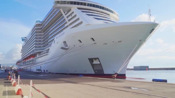 MARSEILLE, FRANKRIJK - 03 nov 2018 - 4k, modern cruiseschip MSC Seaview staat in de haven van Marseille, Frankrijk — Stockvideo