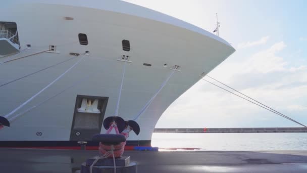 МАРСЕЙЛЬ, ФРАНЦИЯ - 03 Ноя 2018 - 4k, современный круизный лайнер MSC Seavew стоит в порту Марселя, Франция — стоковое видео