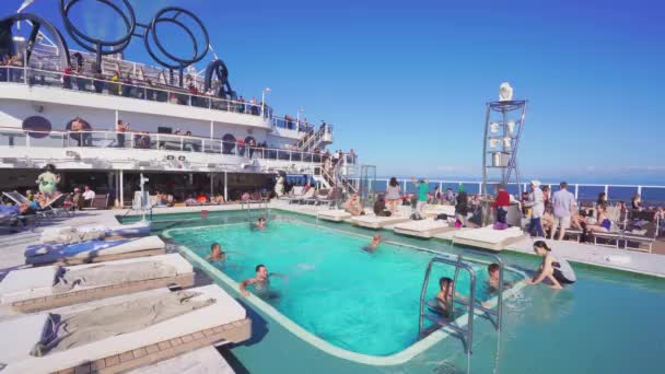 4k, panorama melihat dek atas dan kolam renang kapal pesiar MSC Seaview dengan orang-orang di laut lepas — Stok Video