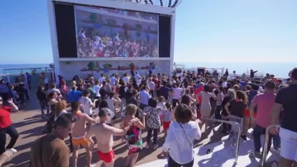 4k, una multitud de turistas bailando en la cubierta superior del crucero MSC Seaview — Vídeos de Stock