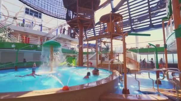 BARCELONA, ŠPANĚLSKO-08 Listopad, 2018: 4k, dětský aquapark na horní palubě výletní lodi MSC s výhledem na moře — Stock video