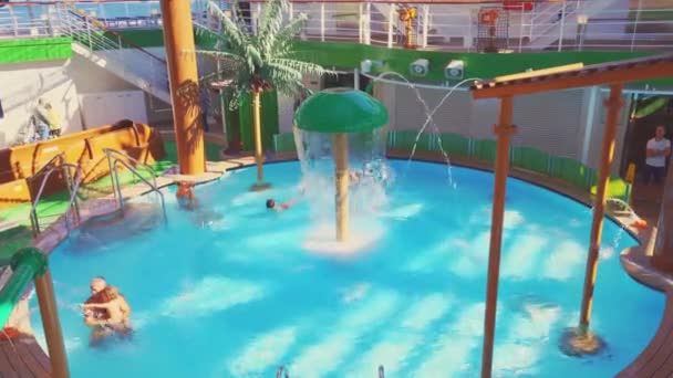 BARCELONA, ESPAÑA - 08 DE NOVIEMBRE DE 2018: 4k, parque acuático infantil en la cubierta superior de un crucero MSC Seaview — Vídeos de Stock