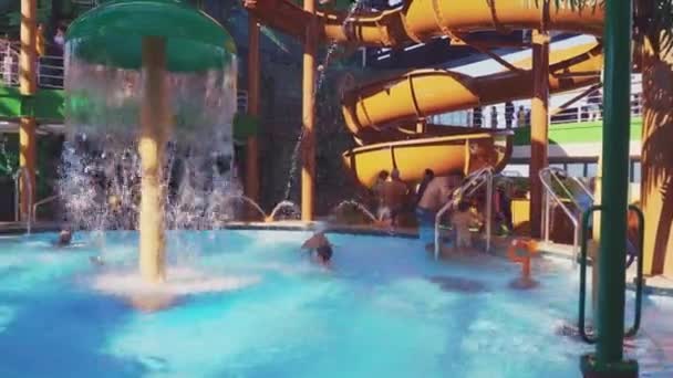 BARCELONA, SPAIN- 08. NOVEMBER 2018: 4k, Kinder-Aquapark auf dem Oberdeck eines MSC Seaview Kreuzfahrtschiffes — Stockvideo