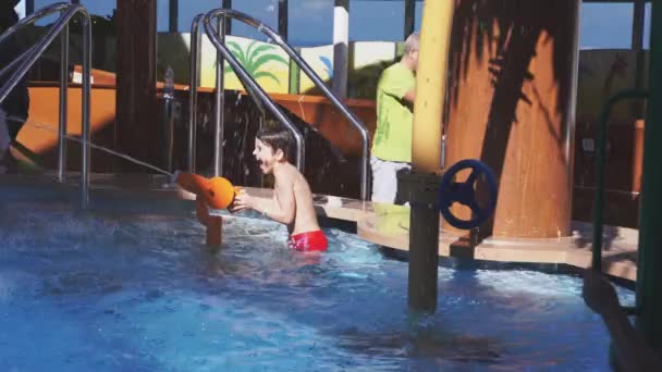 4k, anak-anak bermain di kolam taman air di dek atas kapal pesiar MSC Seaview — Stok Video